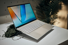 De nieuwe Vivobook S 14/15/16 laptops beginnen bij een gewicht van 1,3 kg (2,86 lbs). (Bron: Alex Waetzel voor Notebookcheck)