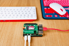 De Raspberry Pi SSD Kit kan nog steeds worden gekocht als alleen de HAT bij sommige retailers. (Afbeeldingsbron: Raspberry Pi Foundation)