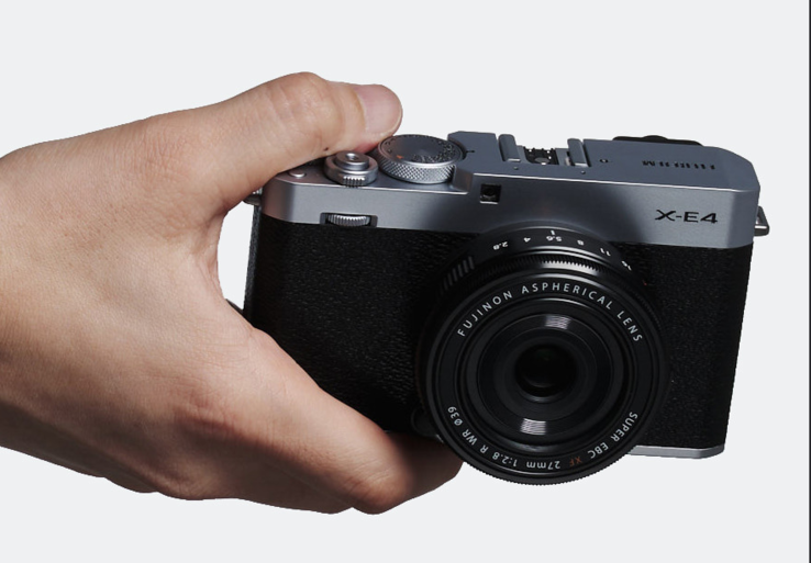 Fujifilm X-E4 camera in de hand