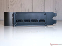 Poorten: 3x DisplayPort 2.1b-uit, 1x HDMI 2.1b-uit