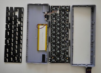 De grote 3.000 mAh batterij zit vast aan de onderkant van de Epomaker TH40 en laadt redelijk snel op. (Afbeeldingsbron: Julian van der Merwe / Notebookcheck)