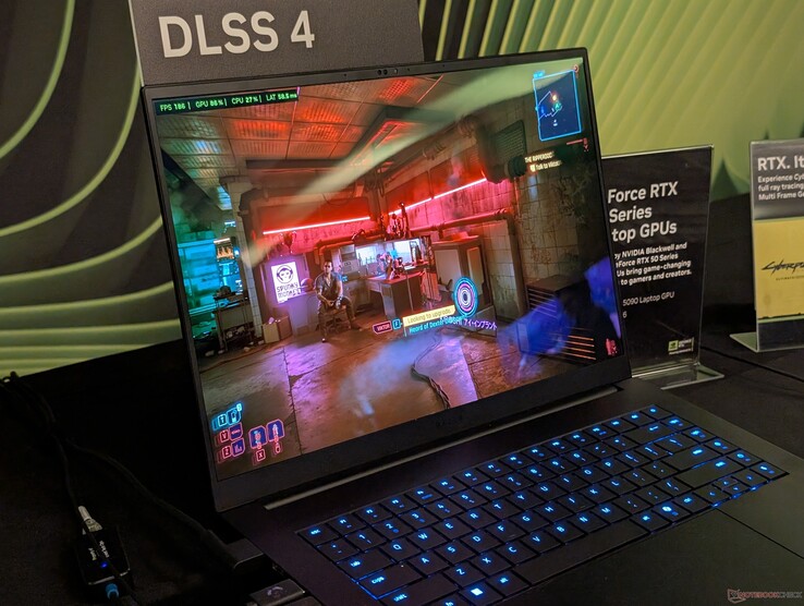 De Blade 16 van vorig jaar draait Cyberpunk 2077 op een RTX 5090 op maximale instellingen