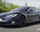 De Tesla Model S P90D met meer dan 430k mijl op zijn originele batterij loopt nog steeds perfect, op wat slijtage van het interieur na. (Bron: AutoTrader via YouTube)