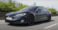 De Tesla Model S P90D met meer dan 430k mijl op zijn originele batterij loopt nog steeds perfect, op wat slijtage van het interieur na. (Bron: AutoTrader via YouTube)