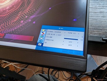 OSD toont secundaire instellingen voor FreeSync en weinig blauw licht