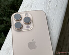 De iPhone 16 Pro zou wel eens de laatste run kunnen zijn voor Apple's huidige designtaal. (Afbeeldingsbron: Notebookcheck)