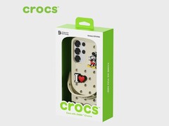 De Crocs hoes voor de Galaxy S25 wordt geleverd met Jibbitz bedels. (Afbeelding bron: Crocs)