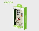 De Crocs hoes voor de Galaxy S25 wordt geleverd met Jibbitz bedels. (Afbeelding bron: Crocs)