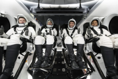 Van rechts naar links NASA-astronauten Jeanette Epps, missiespecialist; Matthew Dominick, commandant; Michael Barratt, piloot; en Roscosmos kosmonaut Alexander Grebenkin, missiespecialist. (Afbeeldingsbron: SpaceX)