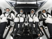 Van rechts naar links NASA-astronauten Jeanette Epps, missiespecialist; Matthew Dominick, commandant; Michael Barratt, piloot; en Roscosmos kosmonaut Alexander Grebenkin, missiespecialist. (Afbeeldingsbron: SpaceX)