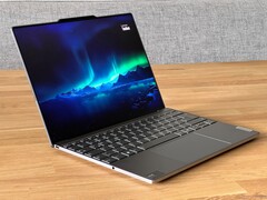 De ThinkBook 13x G4 van Lenovo is een goed voorbeeld van een laptop met een omgekeerde inkeping (Afbeelding bron: Notebookcheck)