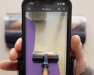 Met de Dyson CleanTrace AR-app kunnen gebruikers de plekken zien die ze tijdens het stofzuigen hebben gemist. (Bron: Dyson op YouTube)