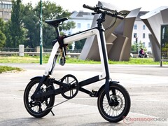 De opvouwbare en lichtgewicht Ossby Geo e-bike ziet er stijlvol uit en heeft handige functies voor in de stad, maar helaas brak het composieten frame al na een paar uur echt gebruik. (Afbeelding bron: Alexander Fagot, Notebookcheck)