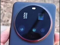 In het weekend is er een korte Xiaomi 15 Ultra hands-on video opgedoken, althans in dummyvorm. Kleuren en configuraties zijn ook bekend. (Afbeeldingsbron: X)