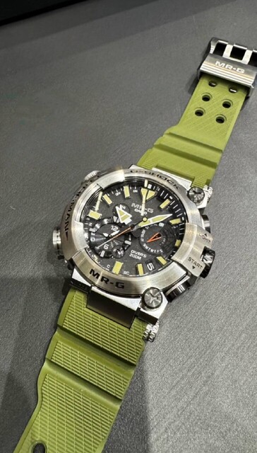 De olijfgroene rubberen band met lichtbeige wijzers en indexen (Afbeelding bron: Great G-Shock World)