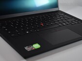 Ongelijke behandeling: Hoe Lenovo de AMD-variant van de ThinkPad P14s Gen 5 slechter maakt (Afbeeldingsbron: Benjamin Herzig/Notebookcheck)