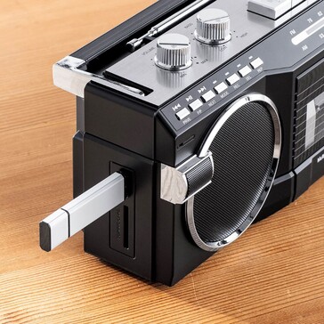 De multifunctionele boombox van Sanwa kan cassettes rippen naar MP3-bestanden of MP3-bestanden afspelen met behulp van flashgeheugen dat in de USB-A poort of SD-kaartsleuf is gestoken. (Afbeeldingsbron: Sanwa Supply)