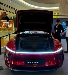 Nieuwe Tesla Model Y in Ultra Red kleur (Afbeelding bron: DaltyBrewer/X)