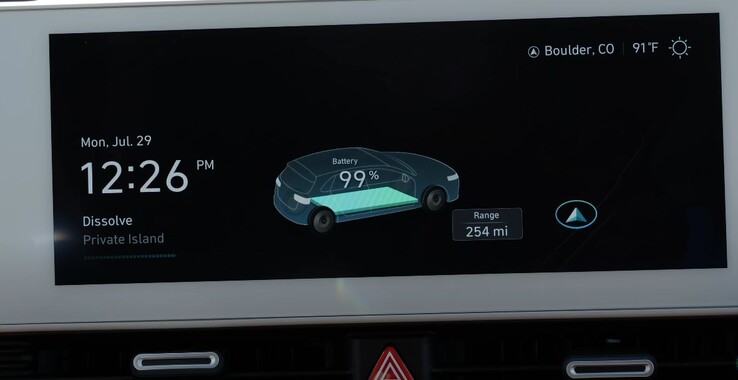 De Ioniq 5 gaf een actieradius van 254 mijl aan met een batterij die voor 99% was opgeladen. (Afbeelding bron: TFLEV via YouTube)