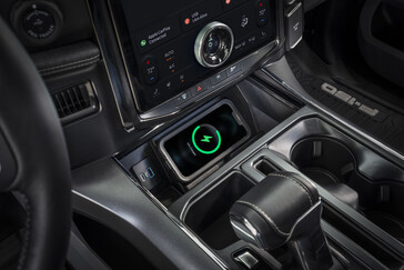 De Ford F-150 Lightning Flash is uitgerust met een draadloos oplaadstation vooraan in de middenconsole. (Afbeelding bron: Ford)