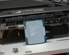 De Intel Core i9-14900K verliest maar liefst 23% van zijn multicore prestaties na een BIOS-update die bedoeld is om CPU-degradatie aan te pakken. (Afbeeldingsbron: Sebastian Bade / Notebookcheck)