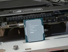 De Intel Core i9-14900K verliest maar liefst 23% van zijn multicore prestaties na een BIOS-update die bedoeld is om CPU-degradatie aan te pakken. (Afbeeldingsbron: Sebastian Bade / Notebookcheck)