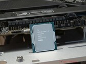 De Intel Core i9-14900K verliest maar liefst 23% van zijn multicore prestaties na een BIOS-update die bedoeld is om CPU-degradatie aan te pakken. (Afbeeldingsbron: Sebastian Bade / Notebookcheck)