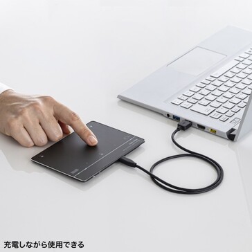 De Sanwa MA-PG521GB wordt opgeladen via USB-C en kan gebruikt worden tijdens het opladen. (Bron: Sanwa Levering)