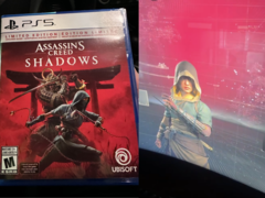 De afbeelding van het fysieke exemplaar van Assassin&#039;s Creed Shadows, geüpload door de gebruiker (links), en een still uit de geüploade gameplaybeelden (rechts). (Afbeeldingsbron: @DannyStevens__ op X/Twitter) 