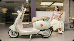 De Q50-scooter met natrium-ionaccu kan in 15 minuten tot 80% worden opgeladen (Afbeelding bron: Yadea)