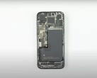 de iPhone 16 Pro-serie zal over de hele linie een grotere batterij hebben. (Afbeeldingsbron: iFixit via YouTube)