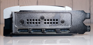 Poorten: 3x DisplayPort 2.1b-uit, 1x HDMI 2.1b-uit