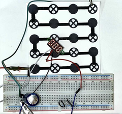 De op papier gebaseerde wearable die een aanhoudende, zeer efficiënte stroomafgifte biedt door vocht op te vangen. (Afbeeldingsbron: Seokheun &quot;Sean&quot; Choi)