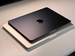 De MacBook Air komt terug in de smaken 13 inch en 15 inch. (Afbeeldingsbron: Notebookcheck)