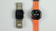 De Apple Watch Ultra (links) met de Galaxy Watch Ultra. (Bron: iFixit)