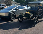 De Cybertruck naast een Ford Model T (Afbeelding bron: COO/FB)