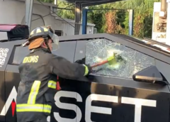 De eerste barst op de ruit van de Tesla Cybertruck ontstond na 3 lichte tot matige slagen met de noodbijl. (Afbeeldingsbron: @OwenSparks_)