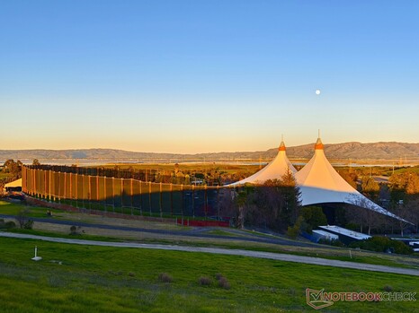 Op het eerste gezicht ziet het Shoreline Theater eruit als een gigantische tent.