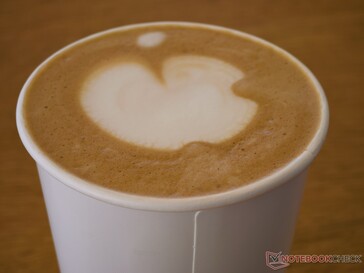 Alleen bij Apple: een cappuccino met het Apple logo.