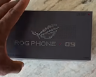 Een ROG Phone 9 detailhandeldoos in het wild. (Afbeeldingsbron: K-Tai Watch Impress Japan)