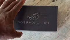 Een ROG Phone 9 detailhandeldoos in het wild. (Afbeeldingsbron: K-Tai Watch Impress Japan)