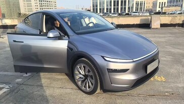 2025 Model Y Juniper in Quicksilver kleur