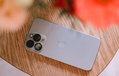 De iPhone 15 Pro kan bij sommige taken iets langzamer werken na het updaten naar iOS 18. (Afbeeldingsbron: Swello - Unsplash)