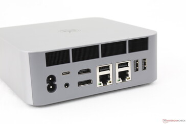 Achterkant: AC-voeding (geen externe voeding), USB-C Thunderbolt 4 met DisplayPort + Power Delivery, 3,5 mm headset, HDMI (4K@60), DisplayPort 1.4 (4K@144), 2x RJ-45 (2,5 Gbps), 4x USB-A 3.0 (10 Gbps)