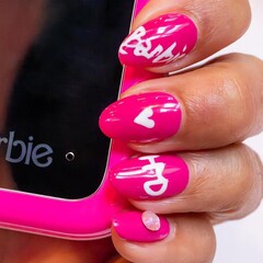 De HMD Barbie flip-telefoon is voorzien van het Barbie-logo in een groot lettertype en de klassieke &#039;Barbie-roze&#039; rand. (Afbeeldingsbron: HMD via X/Twitter)