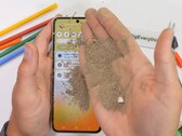 De opvouwbare toestellen van Samsung hebben altijd moeite gehad om te voorkomen dat er vuil en stof tussen het scherm en het scharnier terechtkomen. (Afbeeldingsbron: JerryRigEverything)