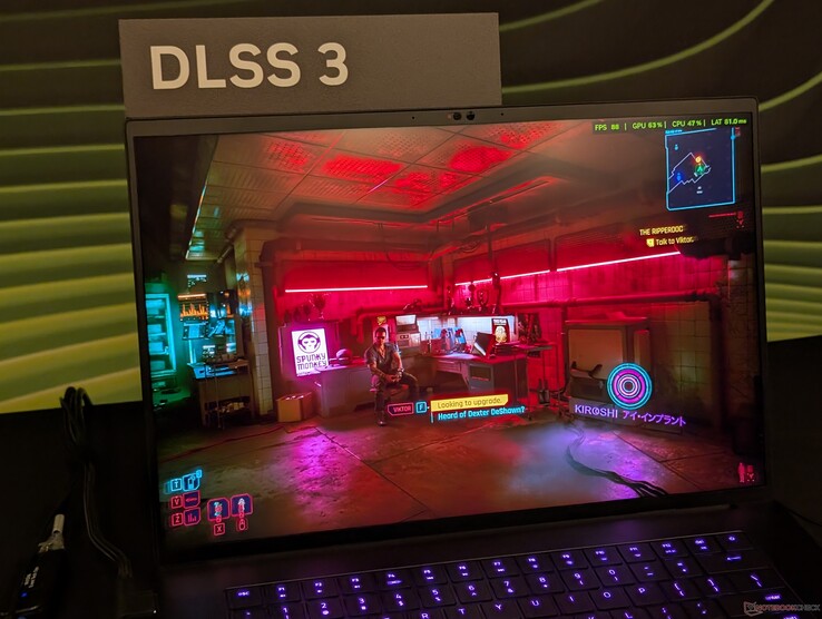 De Blade 16 van vorig jaar draait Cyberpunk 2077 op een RTX 4090 op maximale instellingen