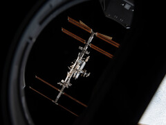Het internationale ruimtestation in een baan om de aarde gezien vanuit de SpaceX Crew Dragon. (Afbeeldingsbron: NASA Johnson op Flickr)