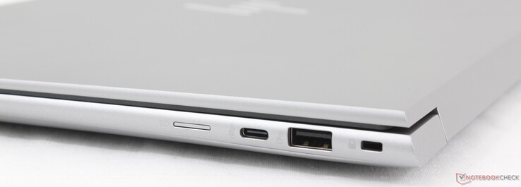 Rechts: microSD-lezer, USB-C 3.2 Gen.2 (10 GBit/s, DisplayPort-ALT 1.4), USB-A 3.2 Gen.1 (5 GBit/s), Kensington-slot