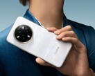 De Pearl White Realme 14 Pro+ heeft een van kleur veranderende achterkant. (Afbeeldingsbron: Realme)